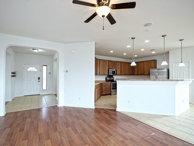 Foto del edificio - Open concept floor plan with greenbelt views