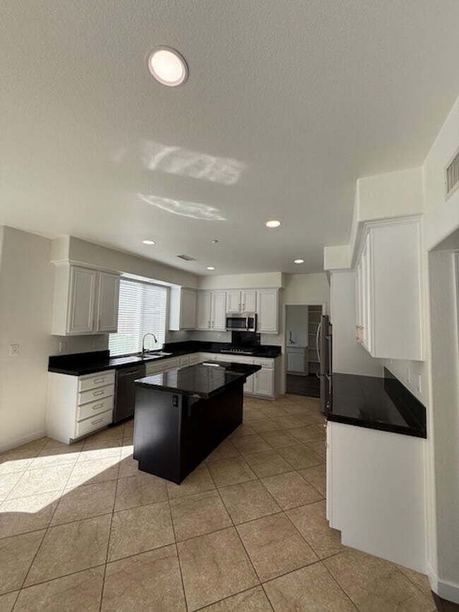 Foto del edificio - Very Nice 4 bedroom, 3 full bath home in much desired Lakeside neighborhood.