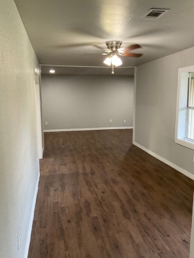 Building Photo - 2 bedroom home on half acre on dead