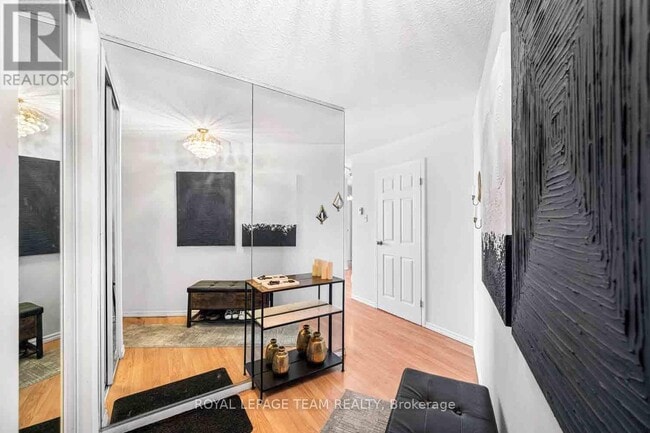 Photo du bâtiment - 900-2900 Dynes Rd