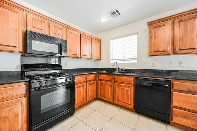 Foto del edificio - 3 Bedroom, 2.5 Bath Two-Story Home Located In The Charming Southwest Area!