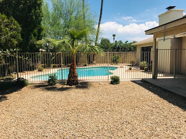 Building Photo - 3 bed 2 bath with POOL