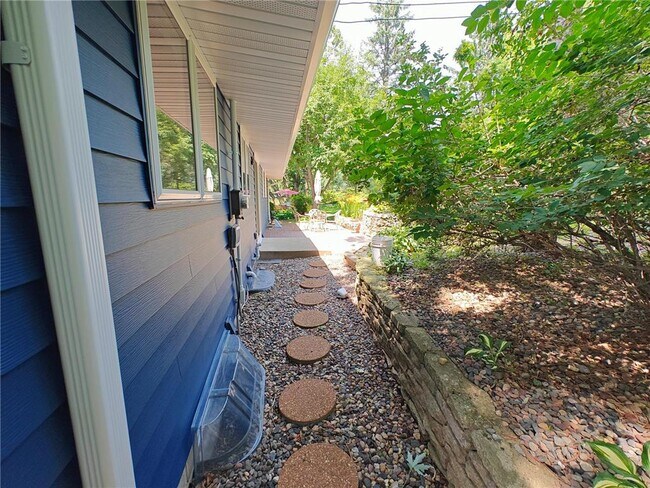 Building Photo - 1397 Parkwood Dr