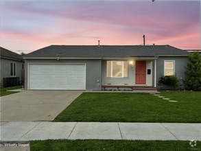Building Photo - 3653 Lomina Ave