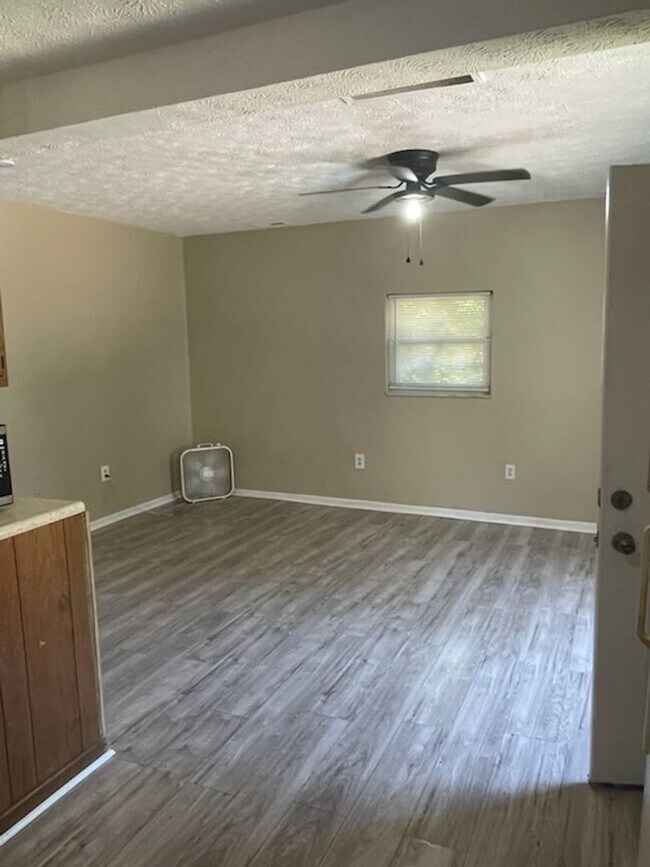 Foto del edificio - Two Bedroom One Bath Apartment In Huntington