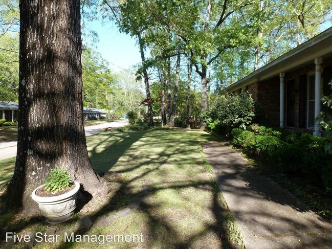 Foto del edificio - 4215 Hillsboro Dr