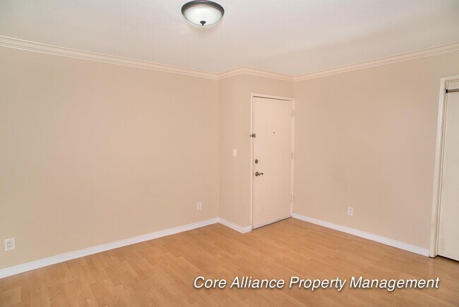 Foto del edificio - 5325 Newcastle Ave