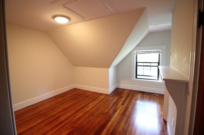 Building Photo - 64 Beech Glen St