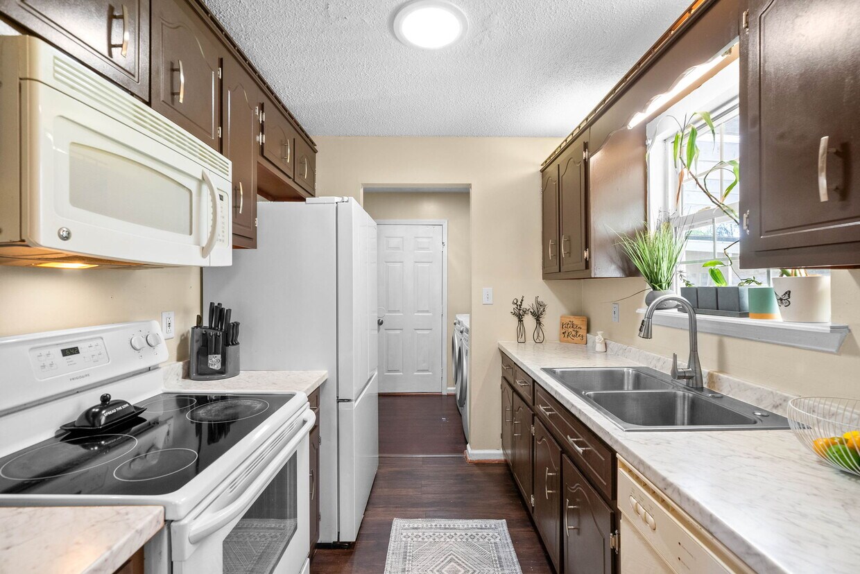 Foto del edificio - 239 Golden Pond Ave