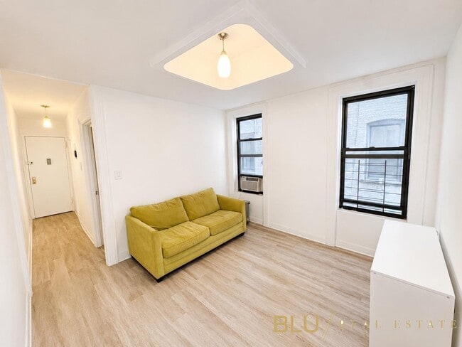 Building Photo - 3692 Broadway