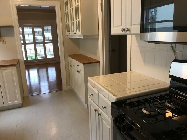 Building Photo - 560 Magellan Ave