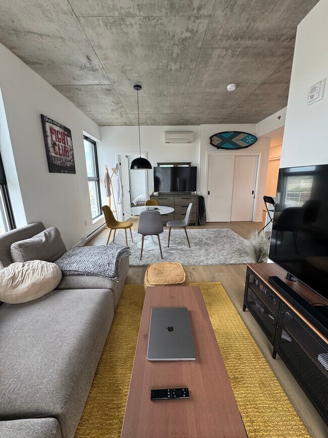 Building Photo - 245 Boul Robert-Bourassa