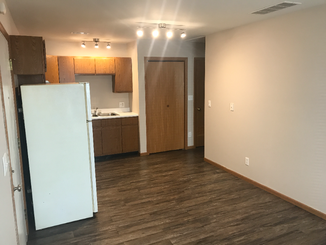 Building Photo - 105 N Elm St