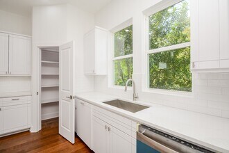 Building Photo - 426 Sikes St