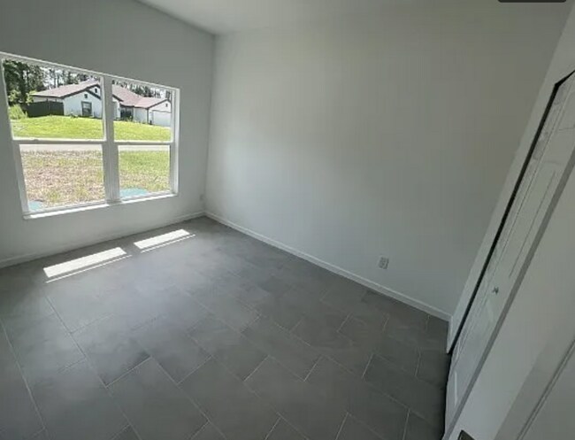 Building Photo - 1104 Capri St E