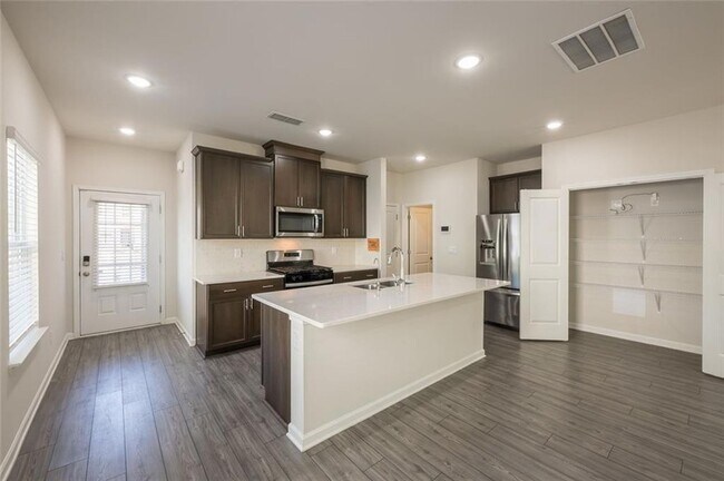 Foto del edificio - 345 Timberland Ave