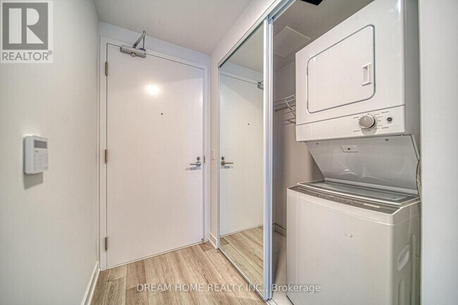 Photo du bâtiment - 230 Simcoe St