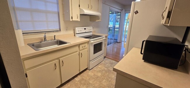 Foto del edificio - 7846 Midway Dr Terrace