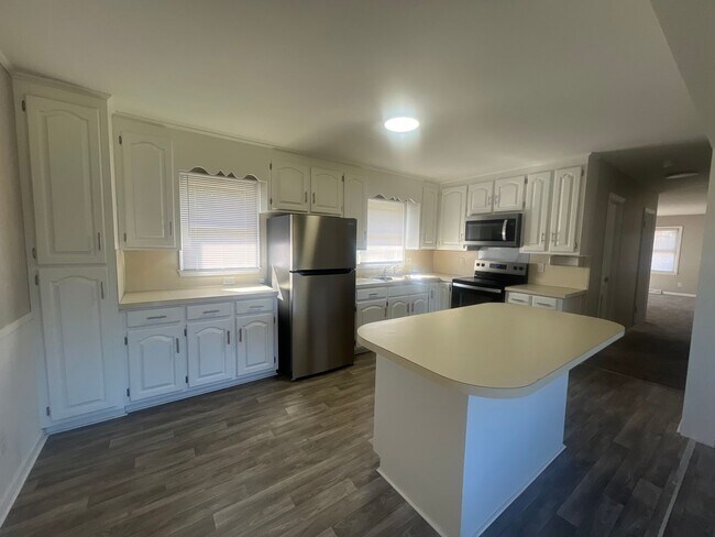 Foto del edificio - Welcome to this charming 3-bedroom, 1.5-ba...