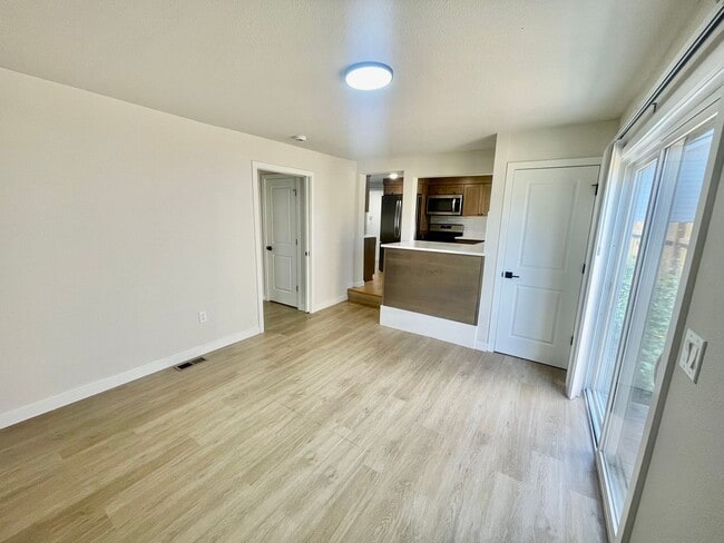 Building Photo - 5-Bedroom, 2 Bathroom Home with In-Unit Wa...
