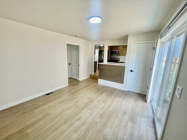 Foto del edificio - 5-Bedroom, 2 Bathroom Home with In-Unit Wa...