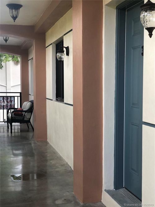 Foto principal - 2268 SW 8th St