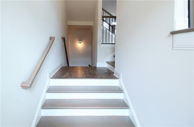 Building Photo - 7918 Laurel Crest Dr