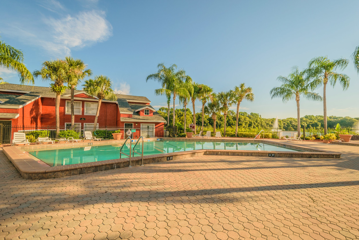 Área de piscina - Lake Azzure Apartments