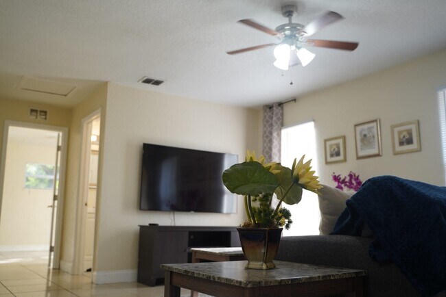 Foto del edificio - 4455 Lemans Drive, Unit 4