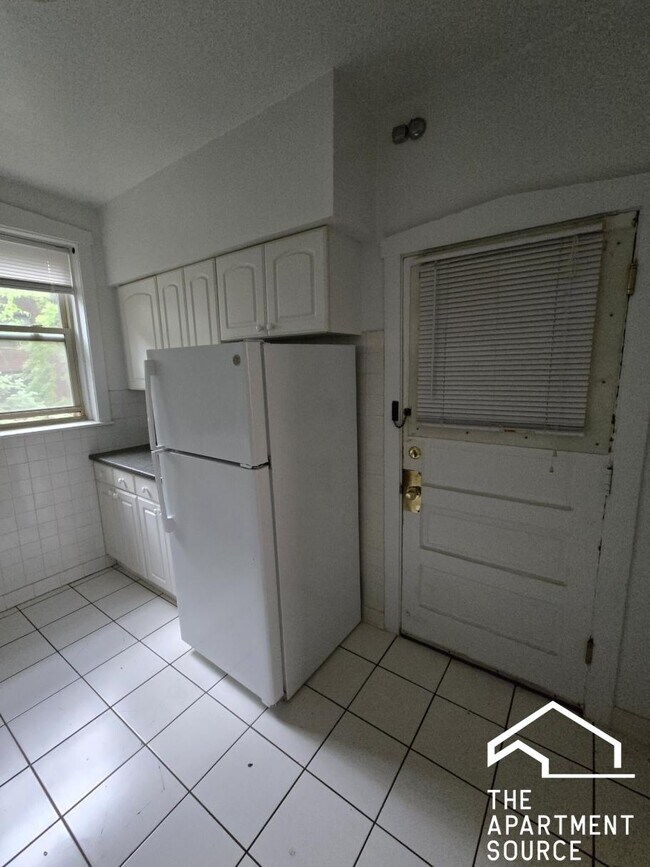 Building Photo - 828 Reba Pl
