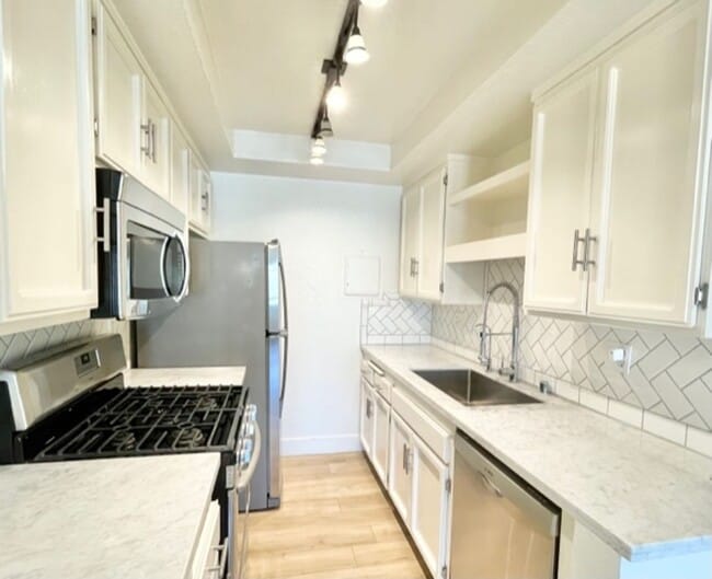 Building Photo - Well located 2/1.5 Townhome in Santa Barbara