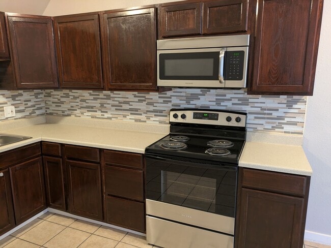 Building Photo - 2 bedroom 1.5 bathroom apartment in Norman...