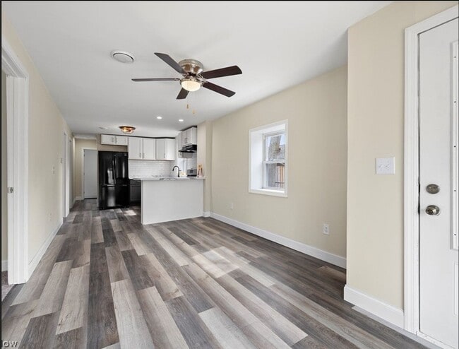 Building Photo - Charming 3-Bedroom Retreat Near Showse Par...