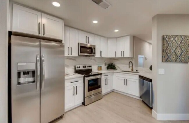 Foto del edificio - $3,700 - 3 Bed / 2.5 Bath Upgraded Townhome in The Knolls Community