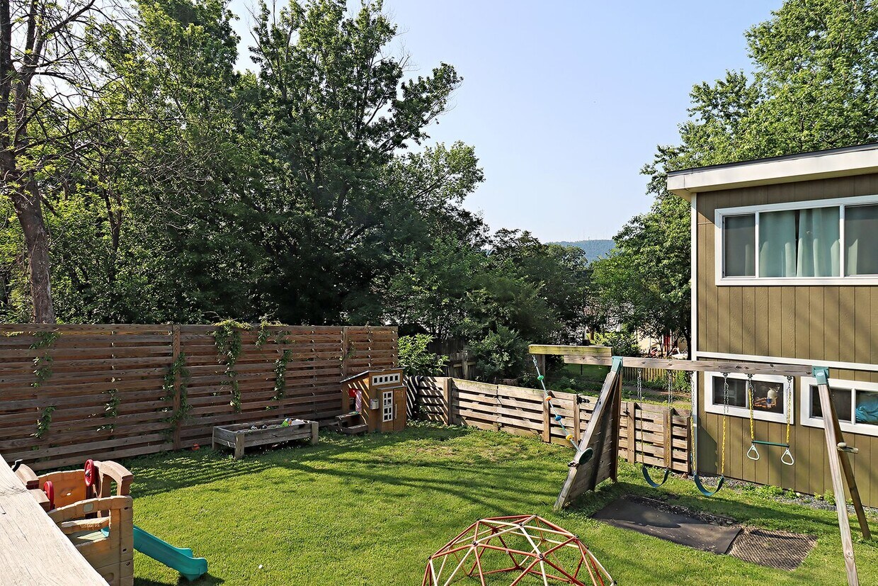 Foto del edificio - Charming Pet-Friendly Belmont Home With Fe...