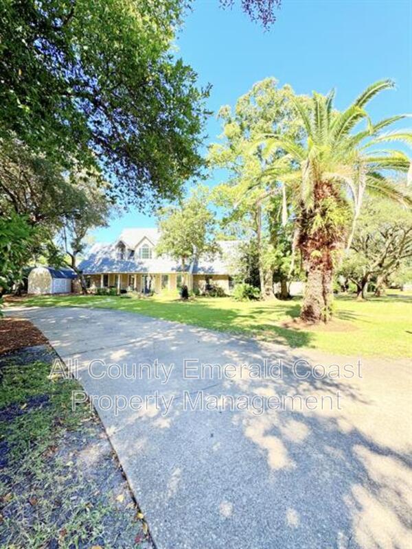 Building Photo - 805 Harbor Ln