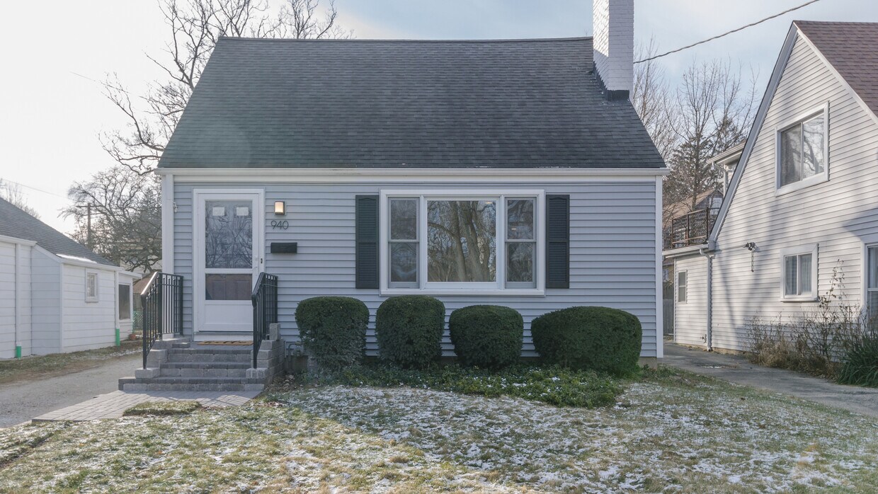 Primary Photo - 940 Burton Ave