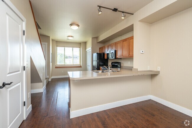 2 habitaciones, 2 baños - 1024 pies cuadrados - Área de comedor - The Birches Townhomes