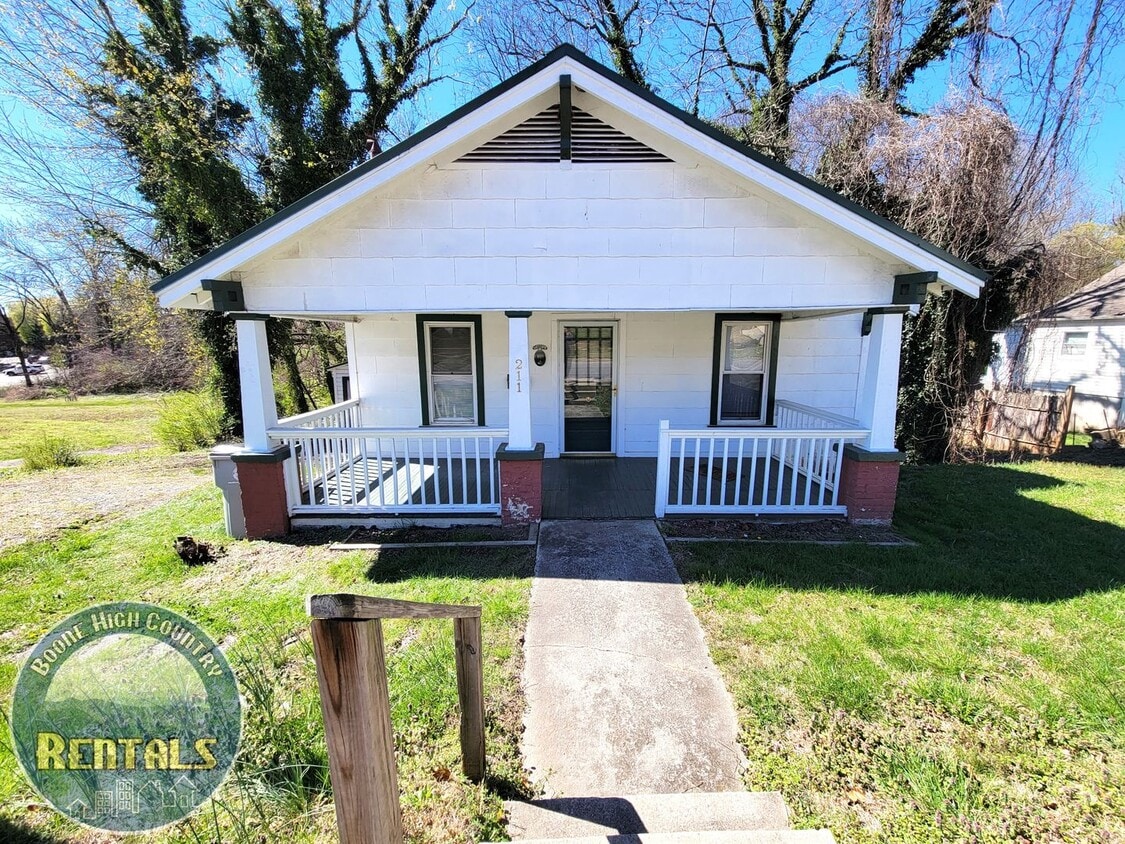 Primary Photo - Beautiful 2bd/1ba Home In Downtown Lenoir