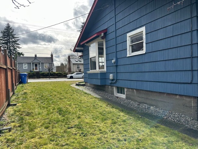 Building Photo - North Tacoma 2 Bedroom with Garage and out...