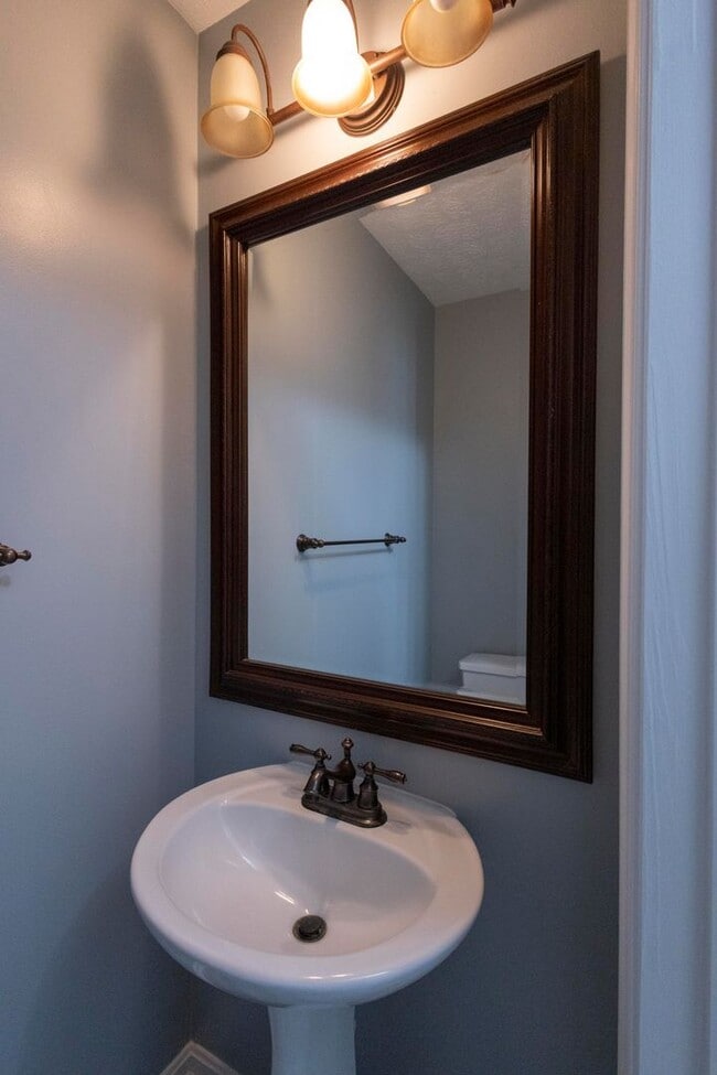 Building Photo - Charming 3Bed/2.5Bath in Constant Friendsh...