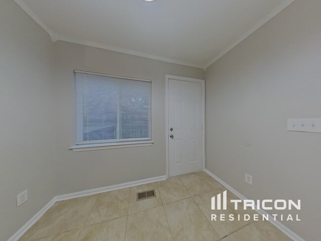 Building Photo - 40 Knight Dr W