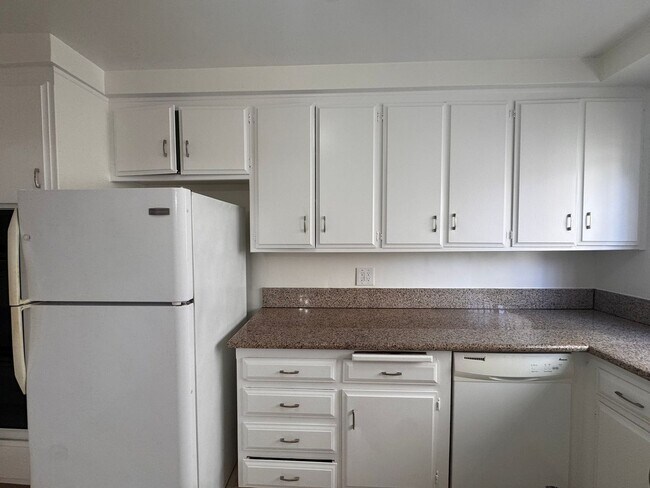 Foto del edificio - 1065 S Holt Ave