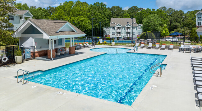 Piscina estilo centro turístico con terraza - Cambridge Apartments