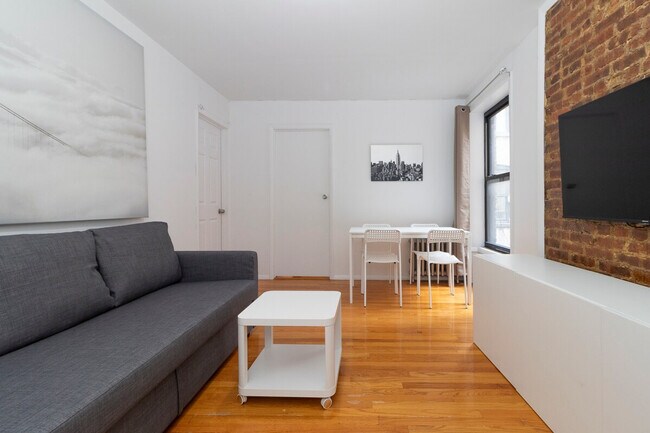 Foto del edificio - 317 E 93rd St