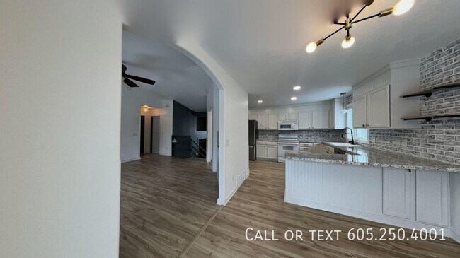 Foto del edificio - Spacious 4BR, 2BA Gem with Fireplace and O...