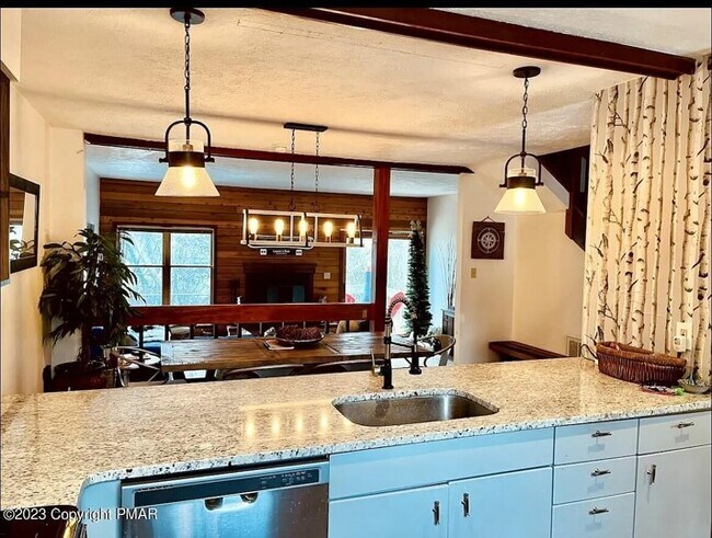 comedor y sala de estar - 304 Northslope II Rd