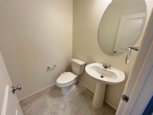 Building Photo - 3 bedroom, 3 bathroom home located in the ...