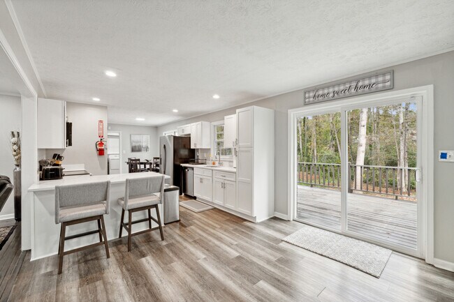 Kitchen/Breakfast Nook - 1490 Compton Dr SW