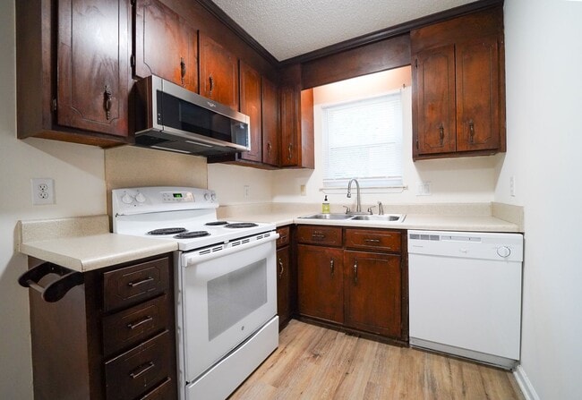 Building Photo - Mint Hill - 3 bed, 2 bath Large fenced bac...